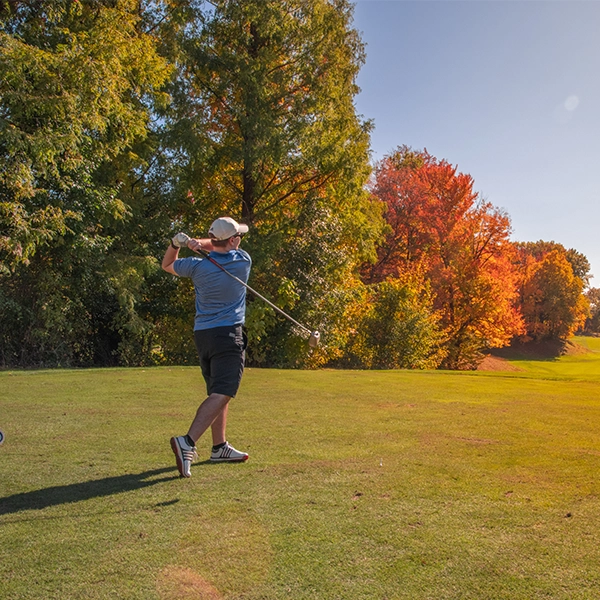 man golfing in fall months at Manakiki Golf Course