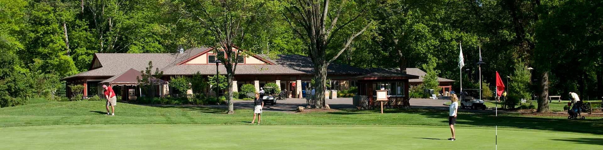 Golf BigMet with Golfers around