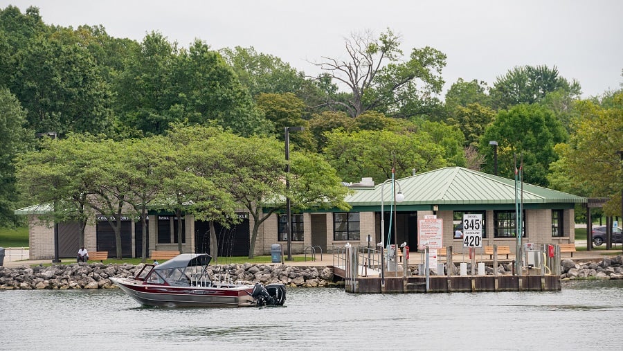 A boat in the lake near a dock