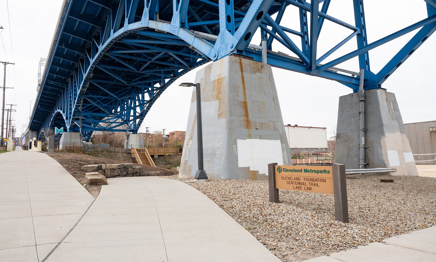 Thumb_Connectors_Lakefront-Bikeway_Sign-View.jpg